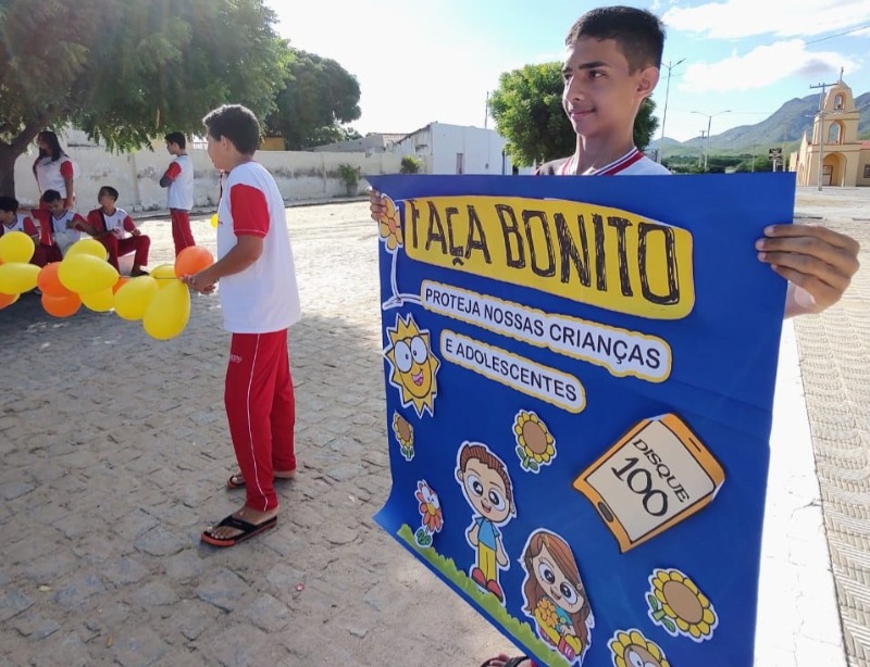 Em Quixaba, Alunos da rede de ensino municipal realizam pit stop de conscientização em prol do ‘Maio Laranja’