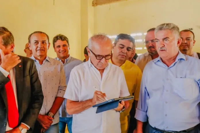 Cícero assina ordem de serviço para reforma do Mercado Público do Bessa, em JP