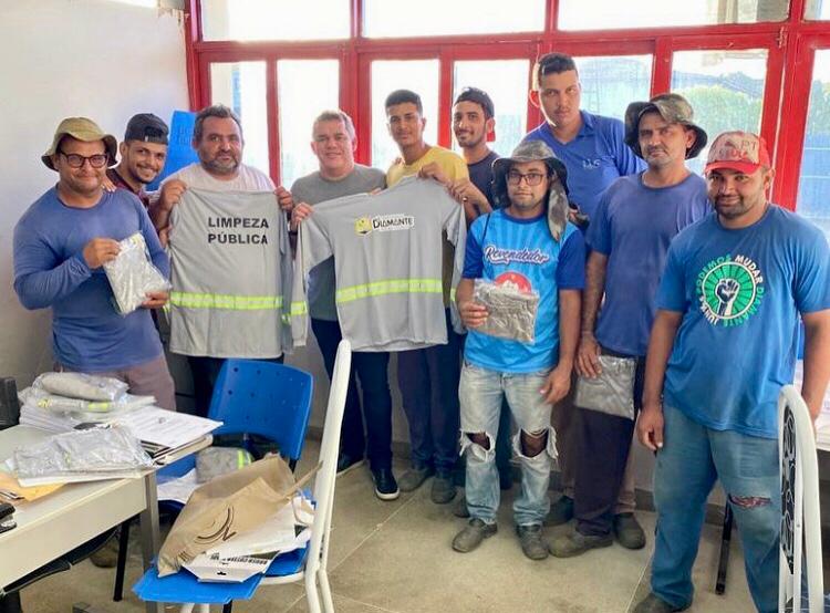 Prefeitura de Diamante entrega fardamento para servidores que atuam no serviço de limpeza pública
