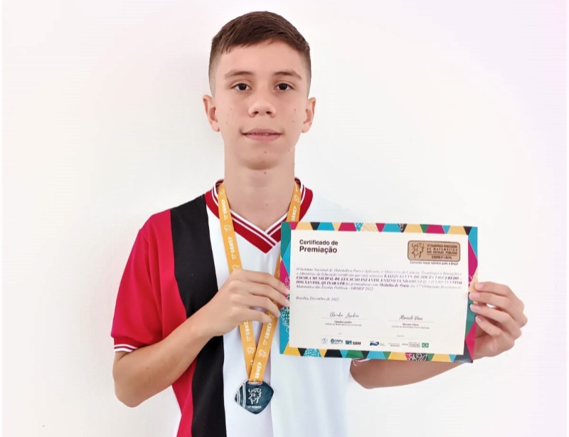 Aluno do Cícero Sulpino de Quixaba recebe medalha da Olimpíada Brasileira de Matemática; discente fica entre os 500 melhores do país