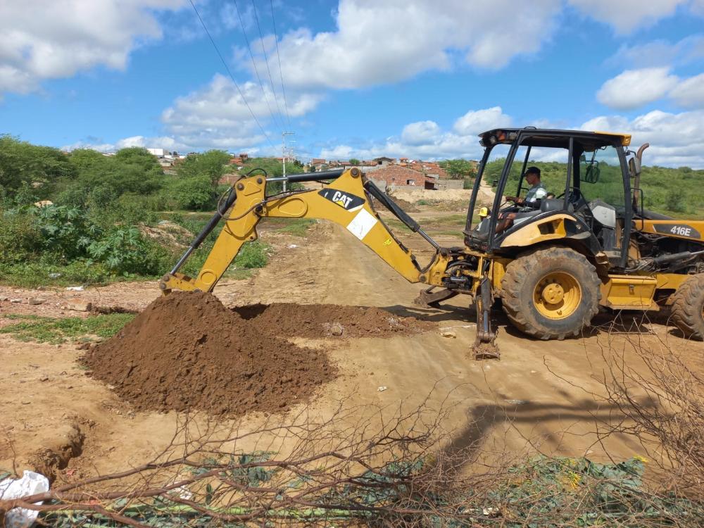 Prefeitura Municipal de Soledade iniciou construção de passagem molhada no Bairro Chico Pereira.