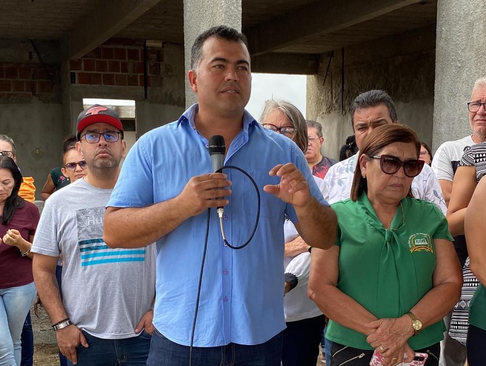 Prefeito de Barra de Santa Rosa assina ordem de serviço para retomada da obra da escola municipal