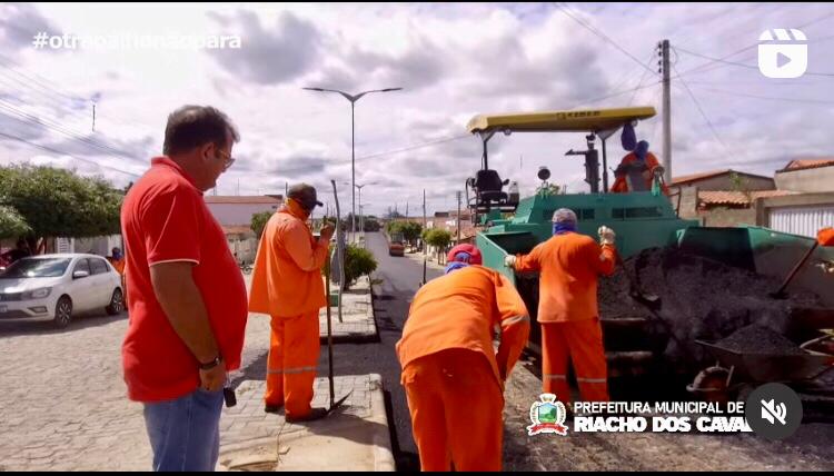 Prefeitura de Riacho dos Cavalos inicia pavimentação asfáltica em ruas do município