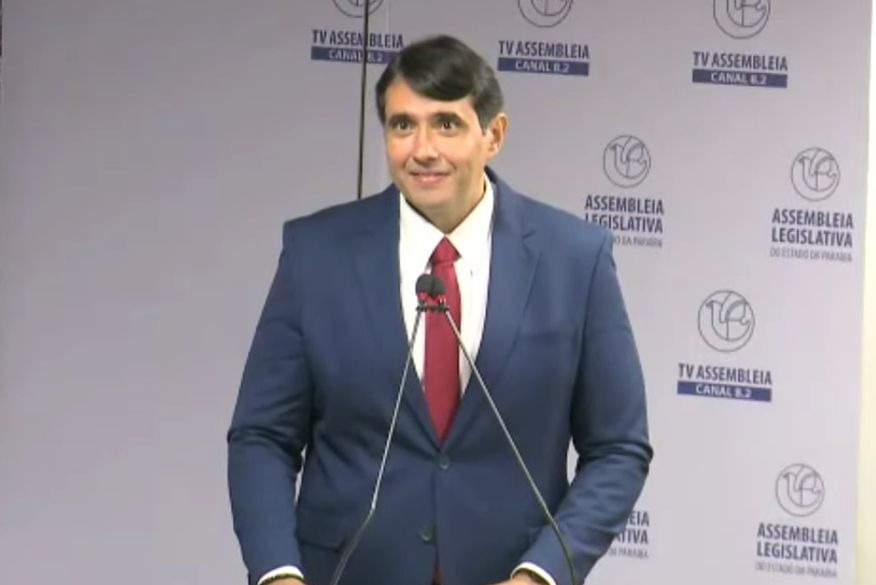 André Gadelha toma posse na Assembleia Legislativa com discurso de ajudar o estado a progredir