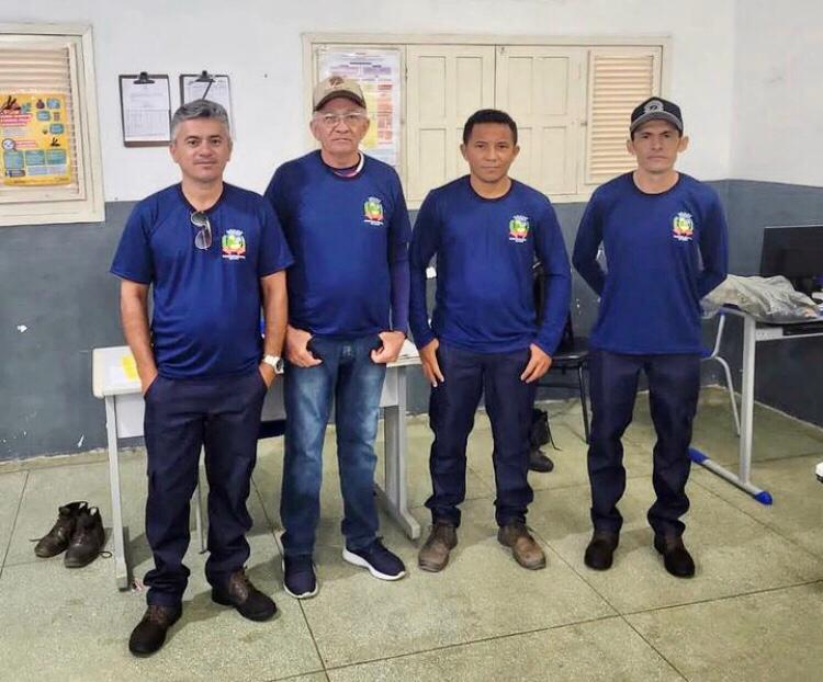 Prefeitura de Quixaba entrega fardamento para Agentes de Vigilância Ambiental do Município.