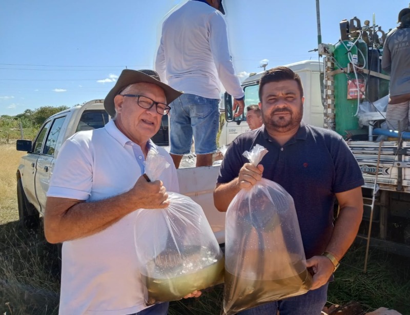 Prefeitura de Quixaba, em parceria com Governo da Paraíba, distribui alevinos a produtores municipais