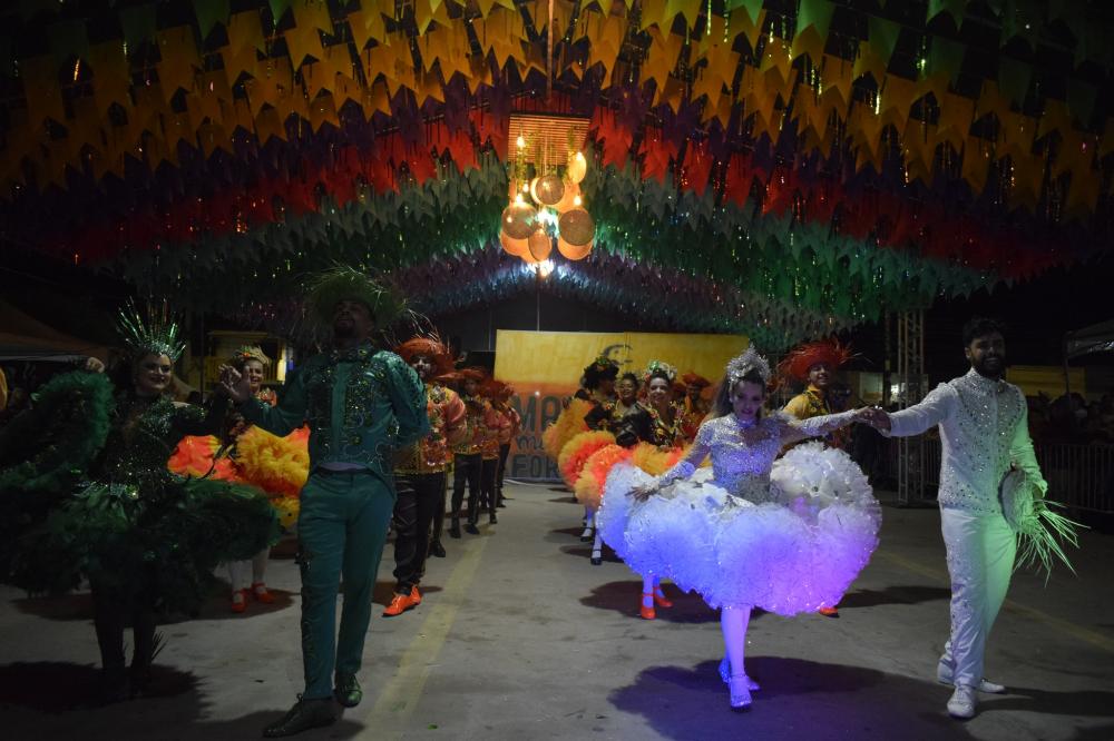 Em Barra de Santa Rosa abertura dos festejos juninos atrai multidão; a festa continua hoje com Diego Cirne e Forro na Boneca