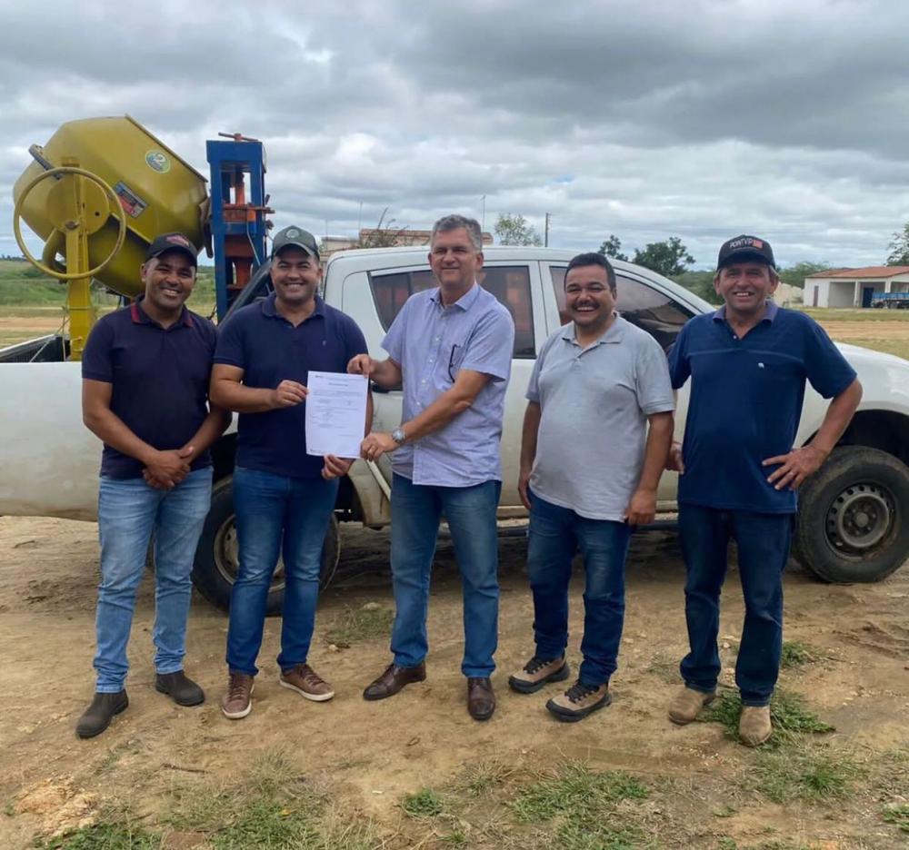 Prefeito de Barra de Santa Rosa participa de evento em Soledade e adquiri maquinário para município