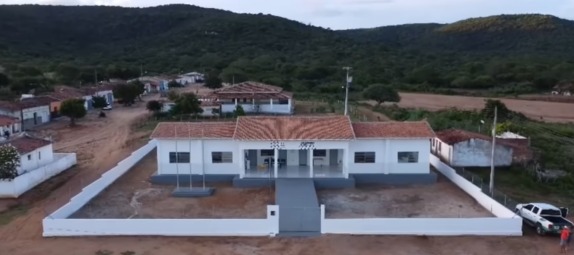 Prefeitura de Barra de Santa Rosa entrega escola em comunidade rural