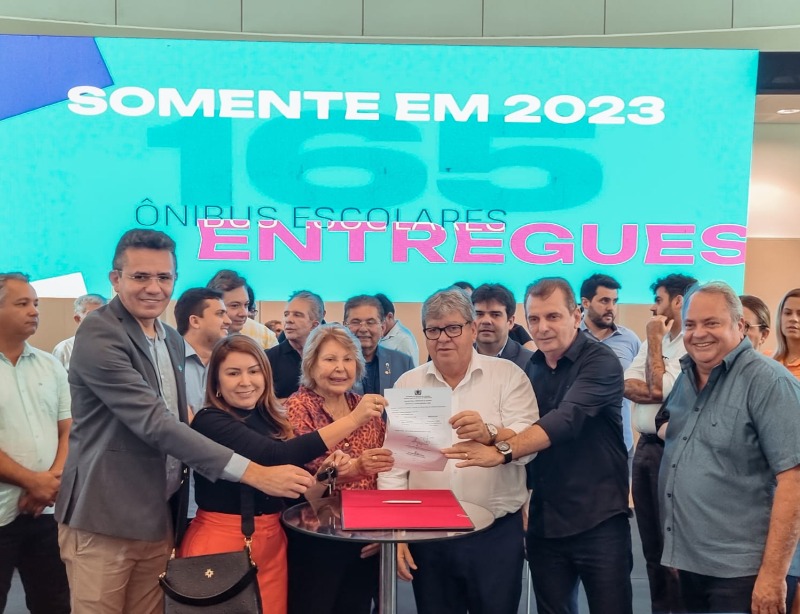 Prefeitura de Quixaba recebe ônibus escolar do Governo do Estado