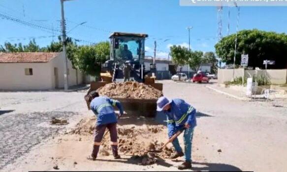 Prefeitura de Quixaba realiza retirada de entulhos descartados em vias públicas