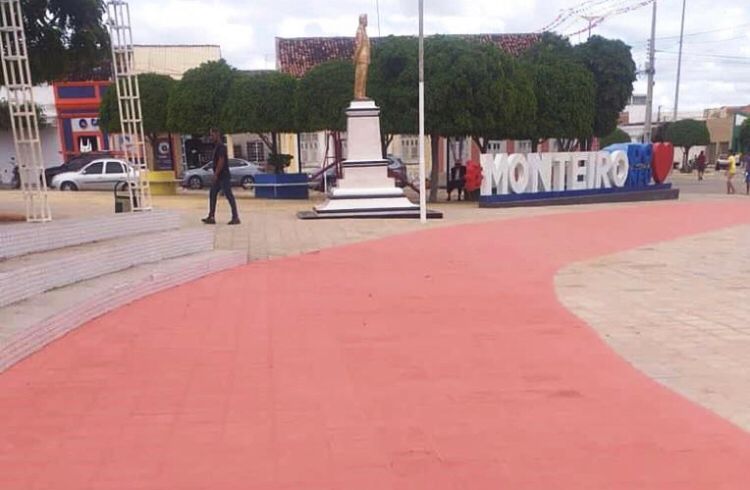 Um dos principais cartões postais de Monteiro, Praça João Pessoa passa por série completa de reparos