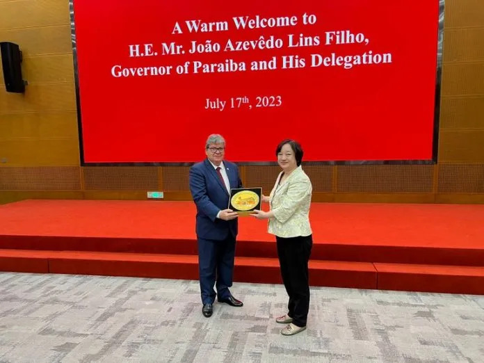 João consolida construção de radiotelescópio e intercâmbio de alunos e professores, em Xangai