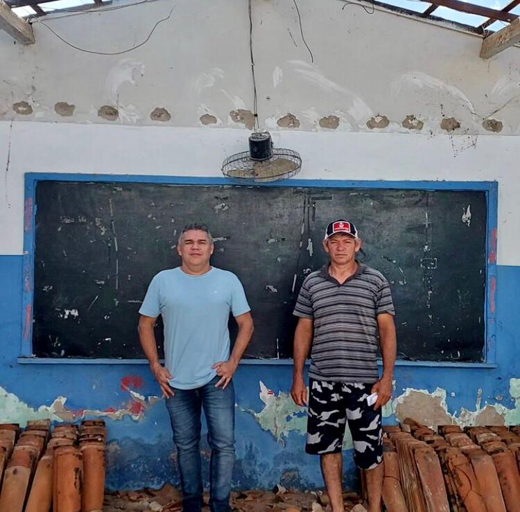 Prefeito de Diamante, visita escola José Antônio Barros do quilombo Barra de Oitis que iniciou reforma