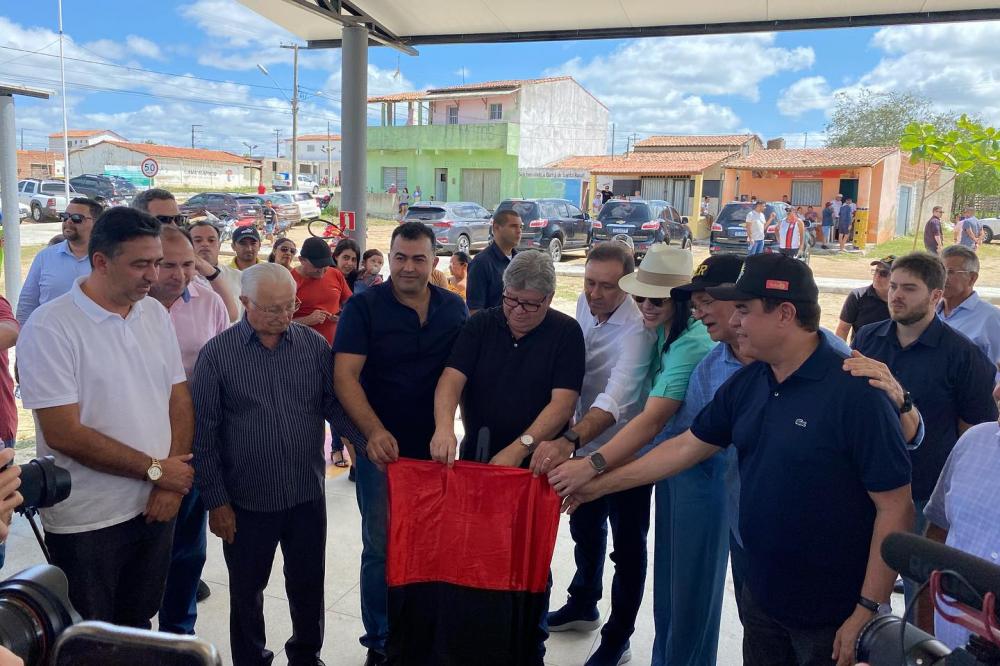 Prefeitura de Barra de Santa Rosa entrega obras a população com a presença do Governador João Azevedo.