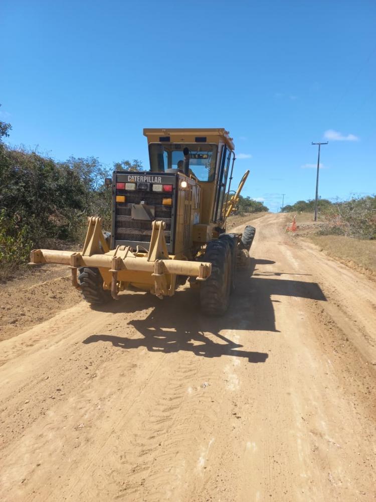 Prefeitura de Soledade inicia a semana com serviços de terraplenagem e recuperação das estradas vicinais do município.