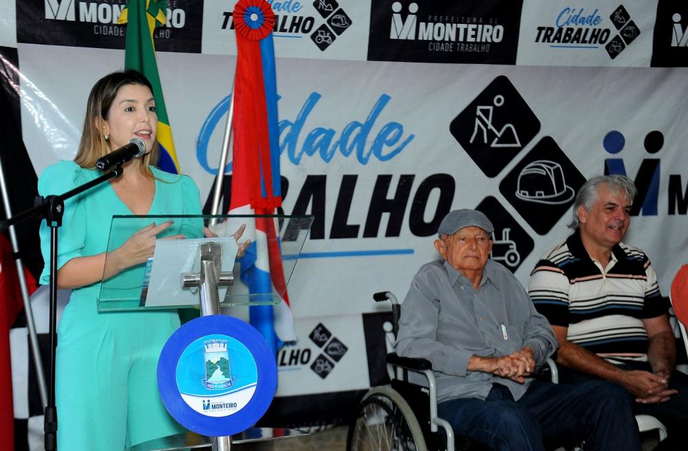 Prefeita de Monteiro, Anna Lorena, entrega Centro de Formação e material para o Programa Bola Pra Frente