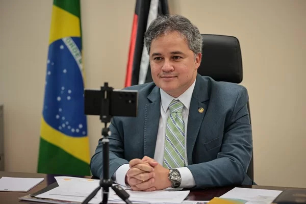 Mídia nacional destaca liderança do senador paraibano Efraim Filho no ranking dos melhores parlamentares do Brasil