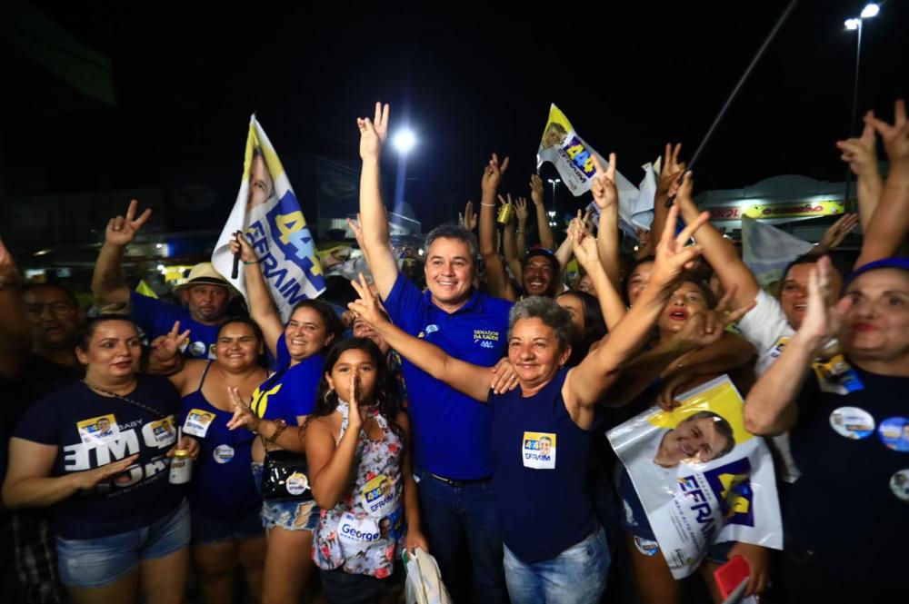 Luzes de Santa Luzia: cidade faz festa para receber carreata de Efraim