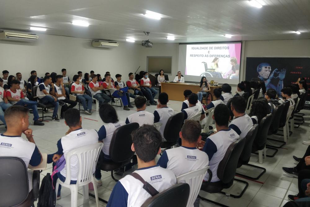 Alunos e colaboradores do SENAI participam de palestra sobre inclusão no Dia Nacional de Luta da Pessoa com Deficiência