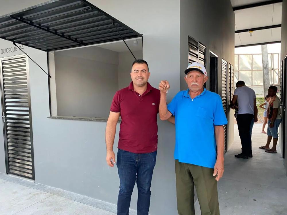 Prefeito de Barra de Santa Rosa entrega chaves de Quiosques e lojas da Feira de Animais aos comerciantes cadastrados