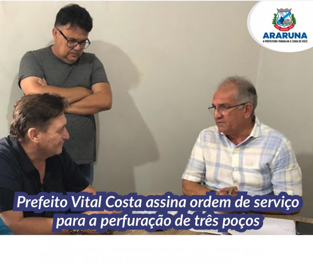 Prefeito de Araruna, Vital Costa assina ordem de serviço para a perfuração de três poços