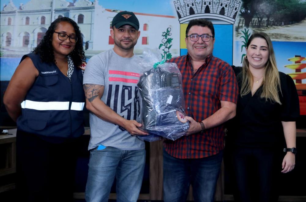 Prefeitura de Soledade entrega novo fardamento para a equipe do SAMU 