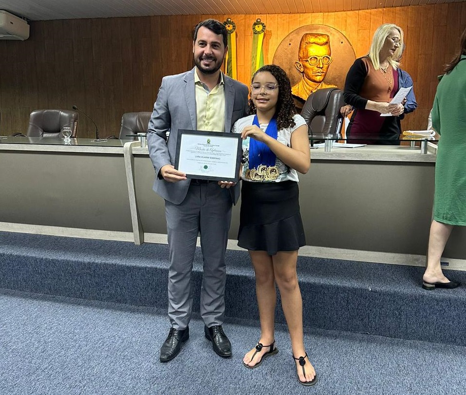 Atleta de natação do SESI recebe Moção de Aplausos da Câmara Municipal de Campina Grande