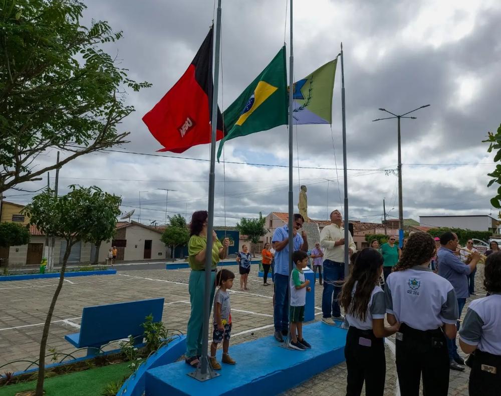 7 DE SETEMBRO: Prefeito de Boa Vista prestigia hasteamento de bandeiras