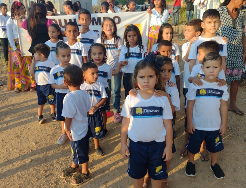 Prefeitura de Diamante realiza entrega de fardamentos para alunos da rede municipal de ensino