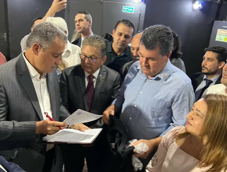 Presidentes da Famup e da Assembleia Legislativa entregam carta dos prefeitos e prefeitas ao ministro da Casa Civil
