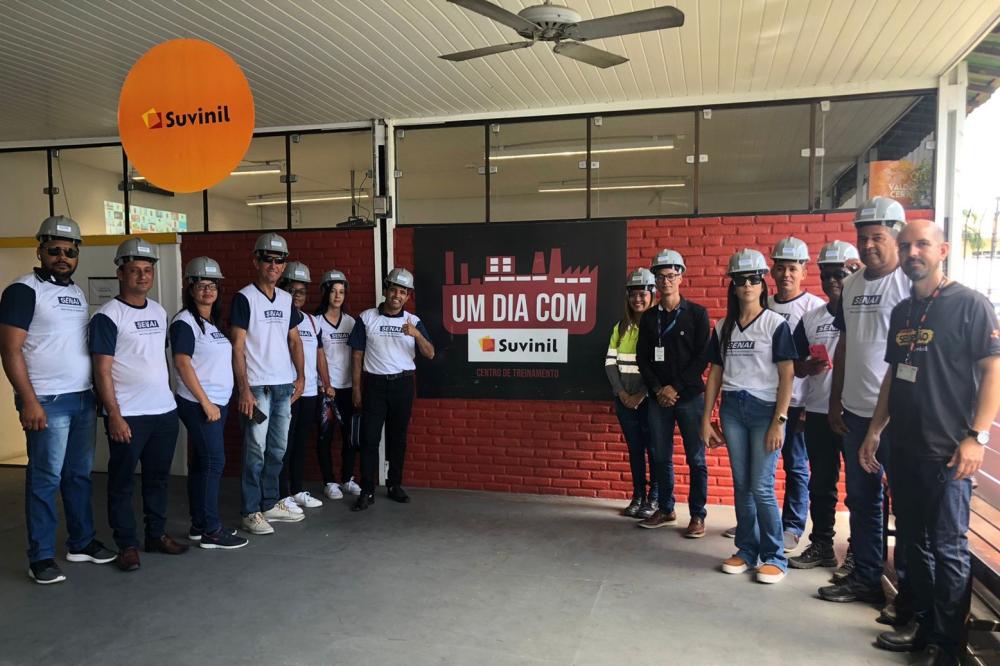 Alunos do SENAI visitam fábrica de tintas em Pernambuco