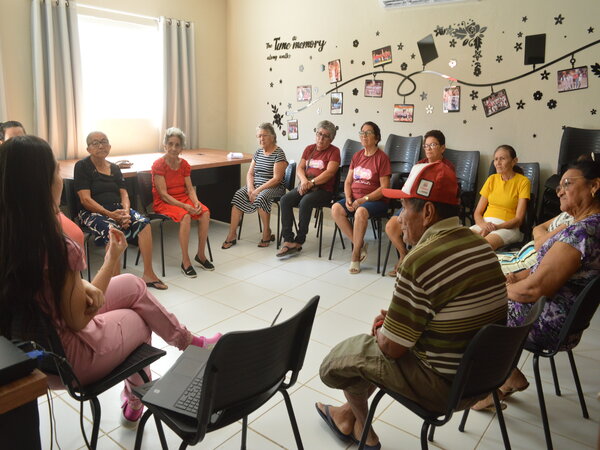Em Bom Jesus, Roda de conversa com profissionais leva informações sobre o Alzheimer para idosos