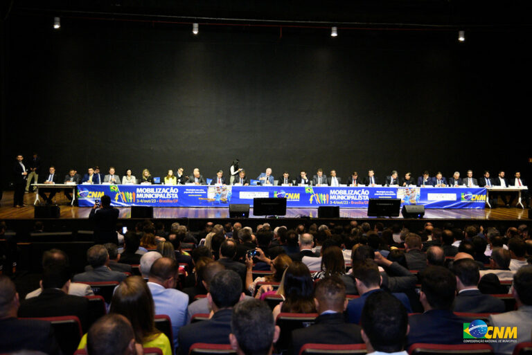 Famup participa de mobilização com cerca de três mil prefeitos em busca de soluções para crise nos municípios