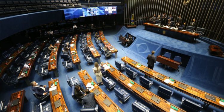 Senado aprova realocação de verba para piso da enfermagem