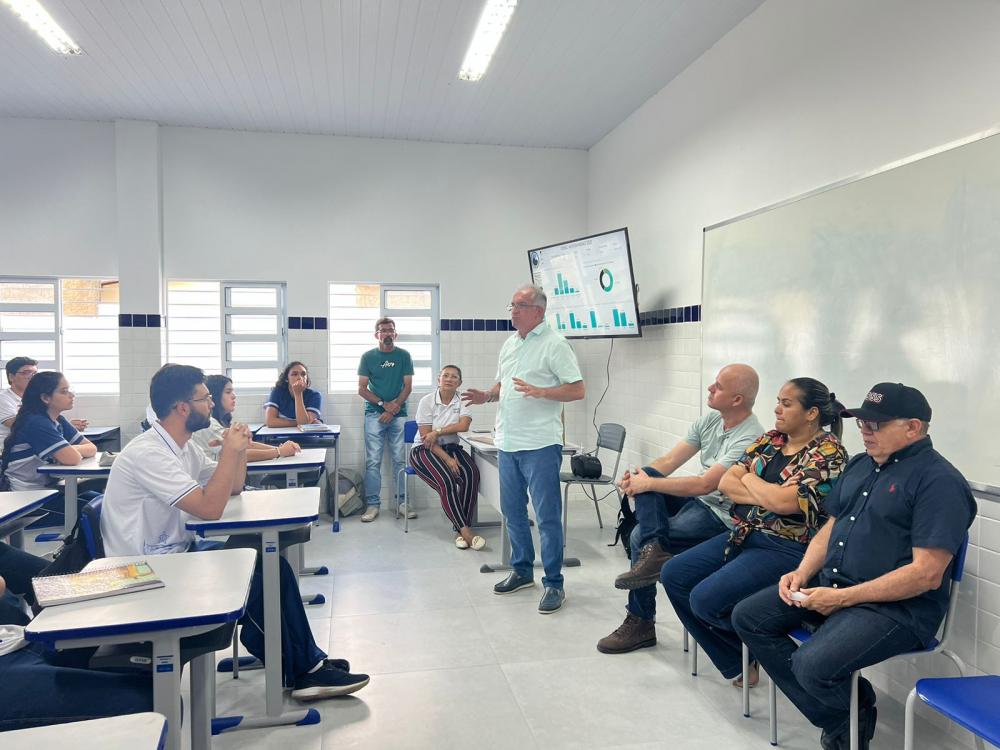 Prefeito de Araruna visita Escola Estadual Benjamim Maranhão e dialoga com alunos e professores