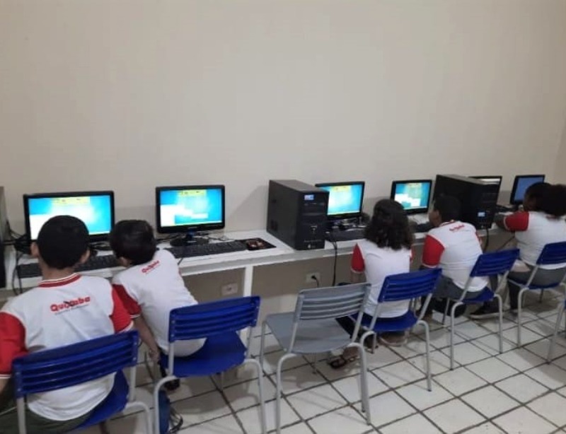 Secretaria de Educação de Quixaba auxiliam alunos no conhecimento e manuseio de novas tecnologias em aulas de informática