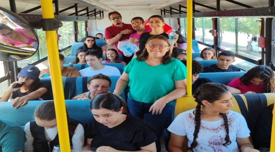 Prefeitura de São José do Bonfim entrega kits a estudantes que realizaram 1° dia de prova do Enem