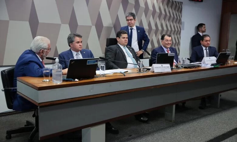Senador Efraim Filho emplaca mais de 20 emendas à reforma tributária aprovada na CCJ