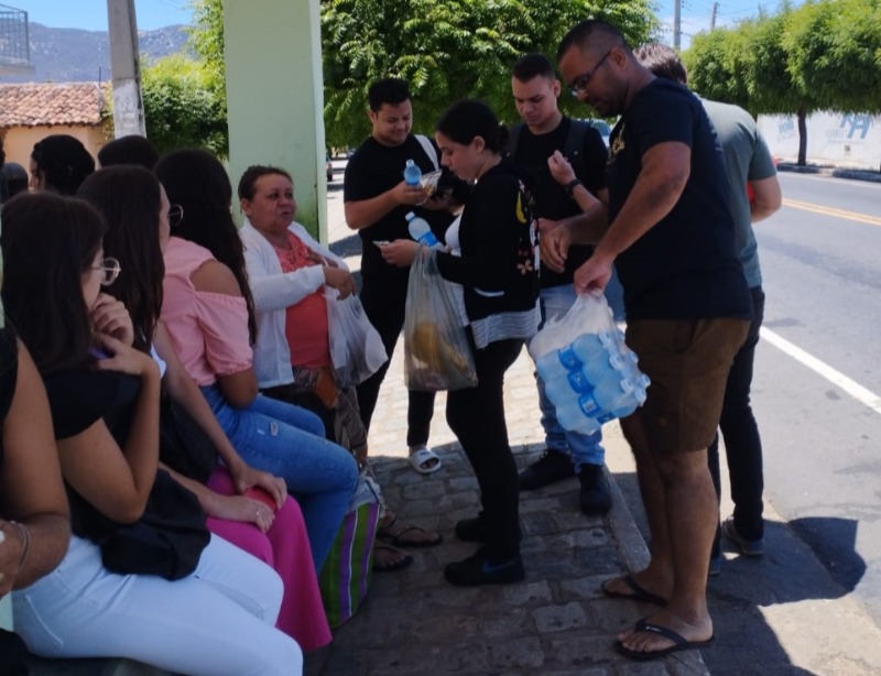 Prefeitura Municipal de São José do Bonfim entrega kits a estudantes que realizaram 2° dia de prova do ENEM