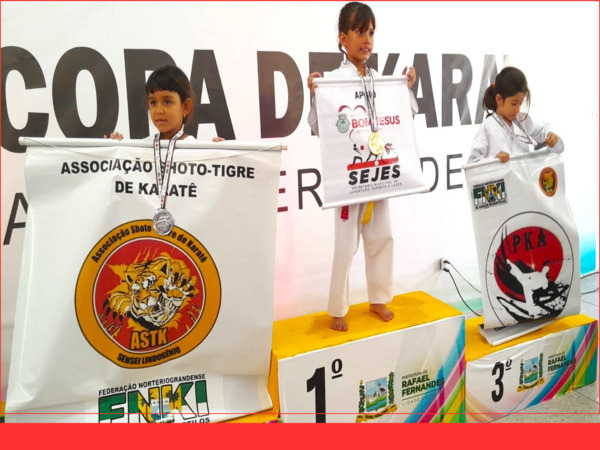 Delegação de Bom Jesus faz bonito em evento de karatê no RN e conquista 21 medalhas