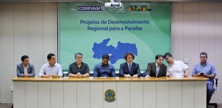 Na Codevasf, Efraim Filho participa de assinatura simbólica de Ordem de Serviço para pavimentação, entrega de máquinas e equipamentos na Paraíba