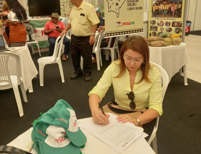 Quixaba participa de II Fenafes e Prefeita Cláudia faz assinatura do Garantia-Safra