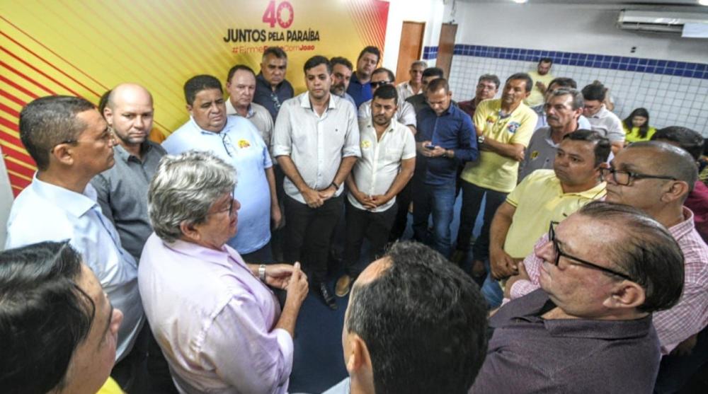 João Azevêdo recebe 67 prefeitos em apoio à sua reeleição no segundo turno