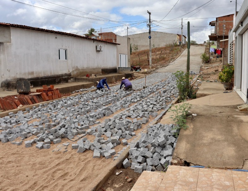 Obras de pavimentação de ruas e reforma de praças avançam em Diamante