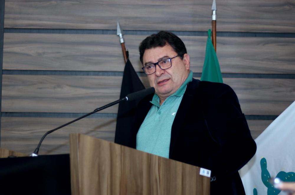 Prefeito de Soledade demite todos os comissionados e contratados e reduz salários de secretários em 50%