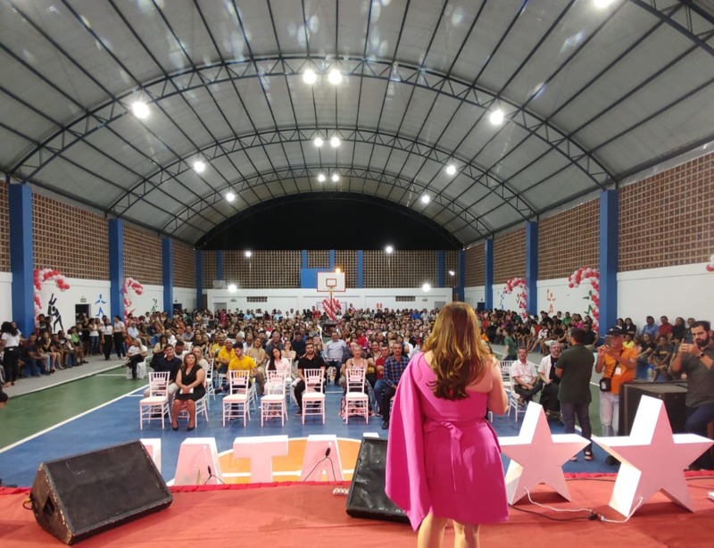 Prefeitura de Quixaba faz inauguração de Complexo Esportivo em noite de entrega de veículos, espetáculos natalinos e show da Banda Feras