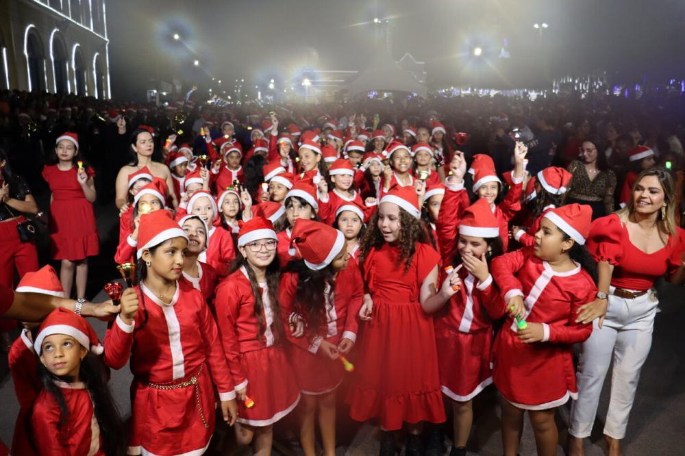 Abertura do Araruna Luz 2023 encanta multidão na chegada do Papai Noel e Show do Padre Nilson Nunes
