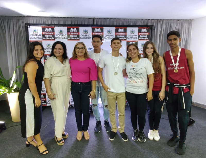 Alunos de Escola Municipal de Quixaba recebem medalhas de Jogos Escolares e Paraescolares em cerimonia do Governo do Estado