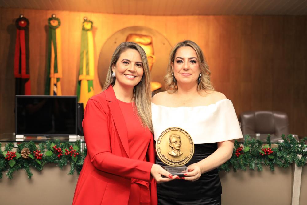 Através da propositura de Carol Gomes, Dra. Ana Christina Penazzi recebe Medalha de Honra ao Mérito na CMCG